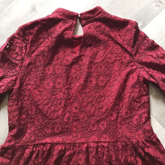 Suzanne Betro Red Lace Overlay Peplum Blouse Long Bell Sleeve Keyhole Back Med - Picture 6 of 9